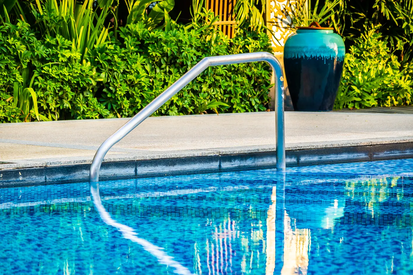 Piscina con agua limpia y cristalina junto a vegetación