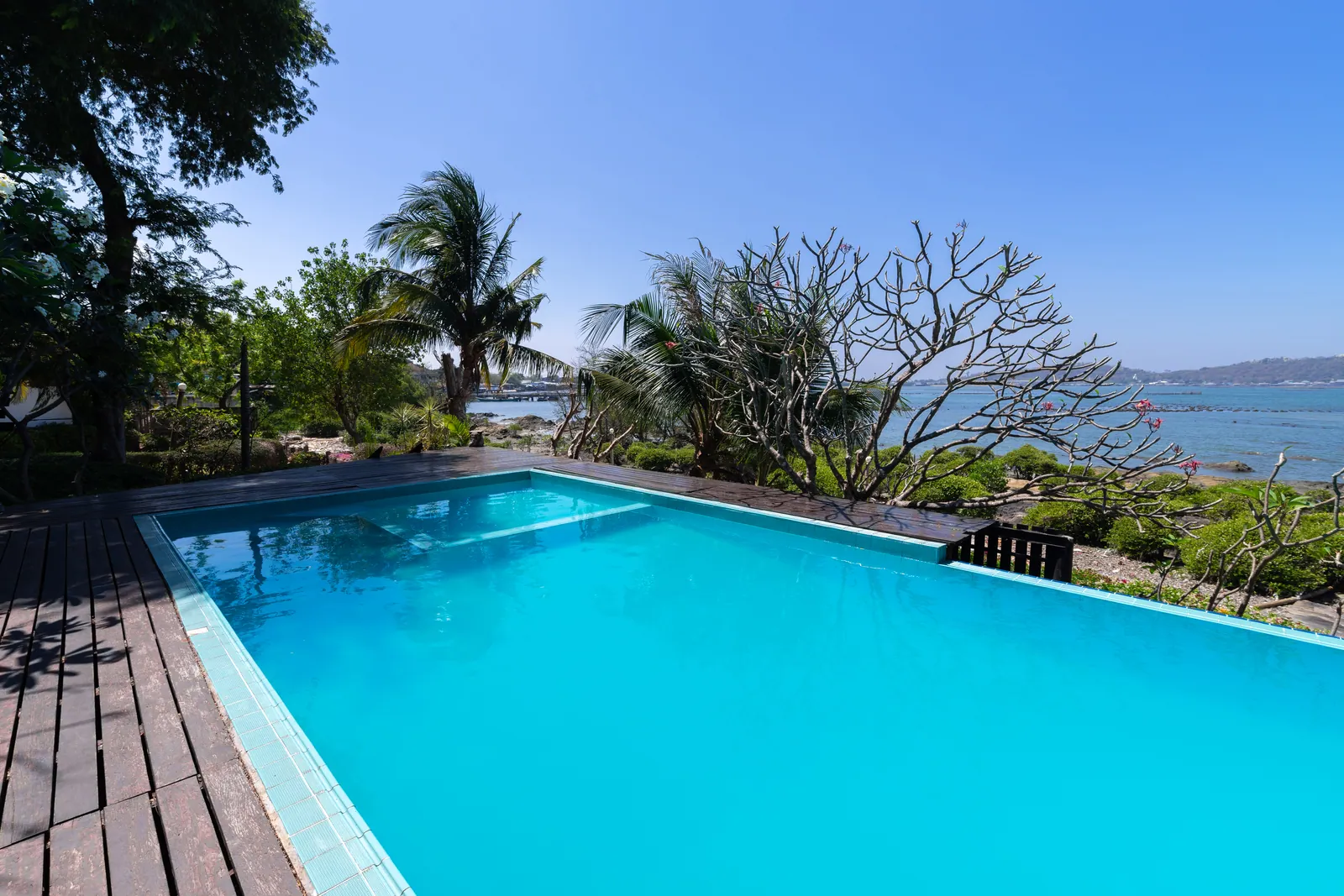 Sauberer Swimmingpool in der Marina Alta